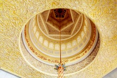 Abu Dhabi, Emirats Arabes Unis - 13 décembre 2018 : Intérieur de la mosquée grande en Abu Dhabi - le plafond, un endroit pour photo stock Abu Dhabi, Emirats Arabes Unis - 13 décembre 2018 : Intérieur de la mosquée grande en Abu Dhabi - le plafond, un endroit pour photo stock