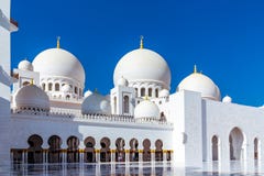 Abu Dhabi, Emirats Arabes Unis - 13 décembre 2018 : Mosquée grande célèbre de Sheikh Zayed en Abu Dhabi, Emirats Arabes Unis photo libre de droits Abu Dhabi, Emirats Arabes Unis - 13 décembre 2018 : Mosquée grande célèbre de Sheikh Zayed en Abu Dhabi, Emirats Arabes Unis photo libre de droits