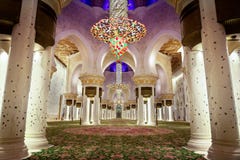 Abu Dhabi Förenade Arabemiraten - mars 12th, 2019: Be korridoren av Sheikh Zayed Grand Mosque efter afton ber royaltyfria bilder Abu Dhabi Förenade Arabemiraten - mars 12th, 2019: Be korridoren av Sheikh Zayed Grand Mosque efter afton ber royaltyfria bilder