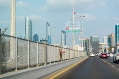 Abu Dhabi stadshorisont, h?rlig sikt av staden fr?n cornichegatan p? rusningstiden arkivfoton Abu Dhabi stadshorisont, h?rlig sikt av staden fr?n cornichegatan p? rusningstiden arkivfoton