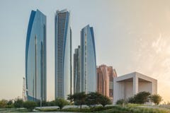 Abu Dhabi-Stadt, schöne Ansicht von berühmten Etihad-Türmen und Sheikh Zayed Founders Denkmal lizenzfreie stockfotos Abu Dhabi-Stadt, schöne Ansicht von berühmten Etihad-Türmen und Sheikh Zayed Founders Denkmal lizenzfreie stockfotos