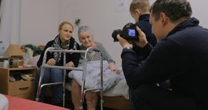 Abuela que visita de la familia en el hospital almacen de metraje de vídeo Abuela que visita de la familia en el hospital almacen de metraje de vídeo