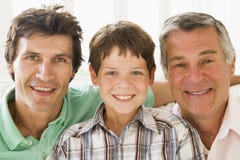 Abuelo con la sonrisa del hijo y del nieto Abuelo con la sonrisa del hijo y del nieto