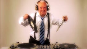 Abuelo impresionante DJ almacen de metraje de vídeo Abuelo impresionante DJ almacen de metraje de vídeo