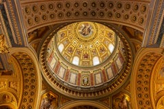 Abóbada dentro da basílica de St Stephen em Budapest, Hungria foto de stock Abóbada dentro da basílica de St Stephen em Budapest, Hungria foto de stock
