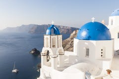 Abóbadas azuis em Oia, Santorini imagem de stock Abóbadas azuis em Oia, Santorini imagem de stock