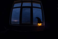 Abóbora assustador de Dia das Bruxas na janela místico da casa na abóbora da noite ou do Dia das Bruxas na noite na sala com jane ilustração stock Abóbora assustador de Dia das Bruxas na janela místico da casa na abóbora da noite ou do Dia das Bruxas na noite na sala com jane ilustração stock