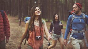 Acampamento Forest Adventure Travel Relax Concept fotos de stock Acampamento Forest Adventure Travel Relax Concept fotos de stock