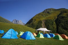 Acampando en naturaleza, en las montañas de Georgia, Borjomi en verano fotografía de archivo libre de regalías Acampando en naturaleza, en las montañas de Georgia, Borjomi en verano fotografía de archivo libre de regalías