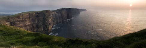 Acantilados de Moher en la puesta del sol en Co Costa costa de Océano Atlántico cerca de Ballyvaughan, Co Imagen de archivo Acantilados de Moher en la puesta del sol en Co Costa costa de Océano Atlántico cerca de Ballyvaughan, Co Imagen de archivo