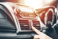 Accendere il sistema di condizionamento d'aria dell'automobile fotografie stock libere da diritti Accendere il sistema di condizionamento d'aria dell'automobile fotografie stock libere da diritti