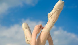 Accentuation de la beauté Pantoufles de ballet Chaussures de ballerine Jambes de ballerine dans des chaussures de ballet Pieds da photographie stock libre de droits Accentuation de la beauté Pantoufles de ballet Chaussures de ballerine Jambes de ballerine dans des chaussures de ballet Pieds da photographie stock libre de droits