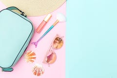 Accesorios del viaje con los accesorios femeninos Copie el espacio fotografía de archivo libre de regalías Accesorios del viaje con los accesorios femeninos Copie el espacio fotografía de archivo libre de regalías
