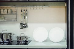 Accessoires de cuisine, plats Intérieur moderne de cuisine image libre de droits Accessoires de cuisine, plats Intérieur moderne de cuisine image libre de droits