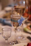 Accessoires de mariage Verres nuptiales de bouquet et de champagne photographie stock libre de droits Accessoires de mariage Verres nuptiales de bouquet et de champagne photographie stock libre de droits