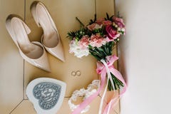 Accessorio di nozze Scarpe classiche, ` s della sposa del mazzo sulla tavola pastello Immagine Stock Accessorio di nozze Scarpe classiche, ` s della sposa del mazzo sulla tavola pastello Immagine Stock