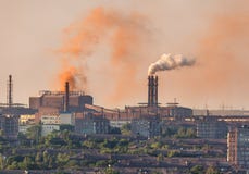 Acciaieria, pianta di metallurgia Fabbrica dell'industria pesante fotografia stock Acciaieria, pianta di metallurgia Fabbrica dell'industria pesante fotografia stock