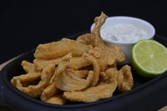 Acciughe fritte nel grasso bollente con la salsa di tartaro ed il cuneo della calce in un piatto servire immagine stock libera da diritti Acciughe fritte nel grasso bollente con la salsa di tartaro ed il cuneo della calce in un piatto servire immagine stock libera da diritti