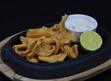 Acciughe fritte nel grasso bollente con la salsa di tartaro ed il cuneo della calce in un piatto servire immagine stock libera da diritti Acciughe fritte nel grasso bollente con la salsa di tartaro ed il cuneo della calce in un piatto servire immagine stock libera da diritti