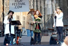 Acción de gracias a los organizadores del 75.o aniversario del festival de John Lennon en Riga imagen de archivo Acción de gracias a los organizadores del 75.o aniversario del festival de John Lennon en Riga imagen de archivo