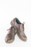 Accoppi le scarpe di cuoio marroni isolate su fondo bianco, classico immagine stock libera da diritti Accoppi le scarpe di cuoio marroni isolate su fondo bianco, classico immagine stock libera da diritti