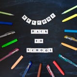 Accueil de nouveau au lettrage d'école sur le tableau noir De nouveau à l'inscription d'école sur le tableau Message sur le table image stock Accueil de nouveau au lettrage d'école sur le tableau noir De nouveau à l'inscription d'école sur le tableau Message sur le table image stock