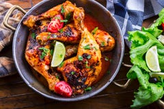 Aceitunas asadas a la parrilla del limet de los tomates de las piernas de pollo, de la lechuga y de cereza Cocina tradicional Coc Foto de archivo Aceitunas asadas a la parrilla del limet de los tomates de las piernas de pollo, de la lechuga y de cereza Cocina tradicional Coc Foto de archivo