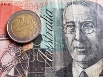 acercamiento al billete de banco australiano de veinte dólares y a la moneda de 2 euro, fondo y textura acercamiento al billete de banco australiano de veinte dólares y a la moneda de 2 euro, fondo y textura