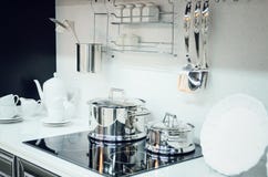 Acessórios da cozinha, pratos Interior moderno da cozinha imagem de stock Acessórios da cozinha, pratos Interior moderno da cozinha imagem de stock