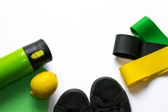 Acessórios para execises de formação e para perder o peso no fundo branco com copyspace em cores verdes Conceito do exercício, ap fotos de stock Acessórios para execises de formação e para perder o peso no fundo branco com copyspace em cores verdes Conceito do exercício, ap fotos de stock