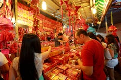 Achats lunaires chinois de nouvelle année de Singapour Chinatown image libre de droits Achats lunaires chinois de nouvelle année de Singapour Chinatown image libre de droits