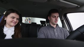 Acheteur ayant la conversation avec le vendeur de voiture pendant l'inspection de la voiture clips vidéos Acheteur ayant la conversation avec le vendeur de voiture pendant l'inspection de la voiture clips vidéos