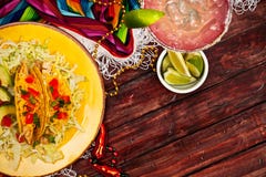 Achtergrond: Vertoning van Taco's en Margarita voor Cinco De Mayo stock foto Achtergrond: Vertoning van Taco's en Margarita voor Cinco De Mayo stock foto
