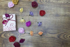 Achtergrond voor het concept van de Valentijnskaartendag Giftvakje met groep rozen over houten lijst Hoogste mening met exemplaar stock fotografie Achtergrond voor het concept van de Valentijnskaartendag Giftvakje met groep rozen over houten lijst Hoogste mening met exemplaar stock fotografie