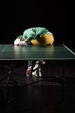 achtermening van tennisspeler die bal opnemen terwijl het zitten op tennislijst royalty-vrije stock fotografie achtermening van tennisspeler die bal opnemen terwijl het zitten op tennislijst royalty-vrije stock fotografie