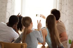 Achtermenings gelukkige multiraciale vrienden die selfie, het registreren video maken royalty-vrije stock foto Achtermenings gelukkige multiraciale vrienden die selfie, het registreren video maken royalty-vrije stock foto