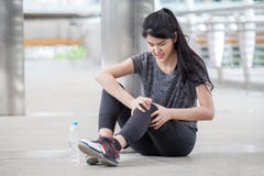 acidente de corrida do pé de ferimento da jovem mulher asiática da aptidão do exercício que exercita na rua na cidade urbana asse imagem de stock royalty free acidente de corrida do pé de ferimento da jovem mulher asiática da aptidão do exercício que exercita na rua na cidade urbana asse imagem de stock royalty free