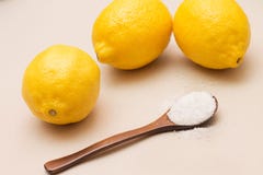 Acido citrico in cucchiaio di legno e limoni fotografia stock libera da diritti Acido citrico in cucchiaio di legno e limoni fotografia stock libera da diritti