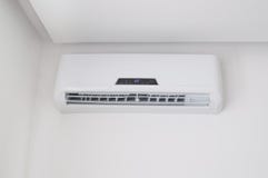 Acondicionador de aire partido en una pared blanca en plano dentro imágenes de archivo libres de regalías Acondicionador de aire partido en una pared blanca en plano dentro imágenes de archivo libres de regalías