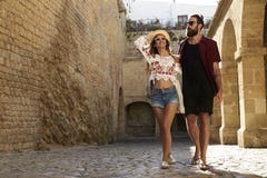 Acople construções velhas sightseeing em férias, Ibiza, Espanha fotografia de stock Acople construções velhas sightseeing em férias, Ibiza, Espanha fotografia de stock