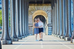 Acople o passeio ao longo da ponte Bir-Hakeim em Paris, França Foto de Stock Acople o passeio ao longo da ponte Bir-Hakeim em Paris, França Foto de Stock