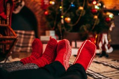 Acople os pés em peúgas vermelhas alegres, Natal imagem de stock Acople os pés em peúgas vermelhas alegres, Natal imagem de stock