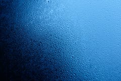 Acqua blu sulla finestra fotografia stock Acqua blu sulla finestra fotografia stock