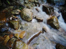 Acqua corrente sotto la cascata di Otaki-Mentaki sulla strada di Nakasendo, Giappone fotografie stock Acqua corrente sotto la cascata di Otaki-Mentaki sulla strada di Nakasendo, Giappone fotografie stock