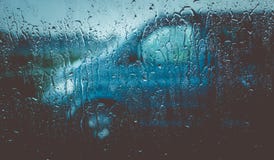 Acqua piovana sulla finestra di automobile fotografia stock Acqua piovana sulla finestra di automobile fotografia stock