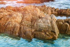 Acqua salata sconosciuta della pietra del mare in chiaro immagine stock libera da diritti Acqua salata sconosciuta della pietra del mare in chiaro immagine stock libera da diritti