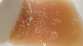 Acqua sporca nel lavandino Acqua sporca nel lavandino