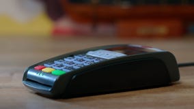 Acquistando con la carta di credito Mano con il colpo della carta di credito tramite il terminale archivi video Acquistando con la carta di credito Mano con il colpo della carta di credito tramite il terminale archivi video