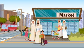 Acquisto della famiglia nel vettore piano del distretto musulmano royalty illustrazione gratis Acquisto della famiglia nel vettore piano del distretto musulmano royalty illustrazione gratis