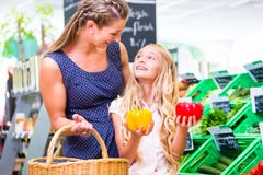 Acquisto di drogheria delle verdure della famiglia nel negozio d'angolo immagine stock libera da diritti Acquisto di drogheria delle verdure della famiglia nel negozio d'angolo immagine stock libera da diritti